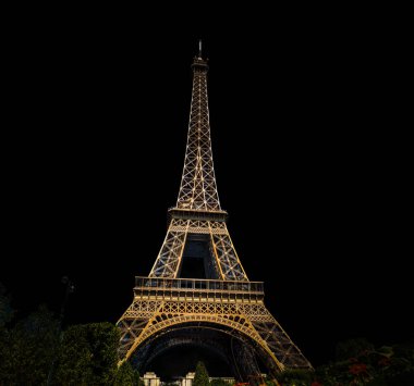 Dünya ünlü Tour Eiffel siyah arka plan üzerine izole