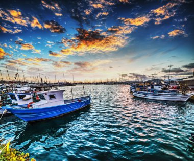 Gün batımında Alghero limanında tekneler. Sardunya, İtalya