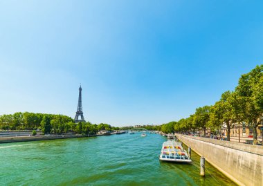 Seine Nehri ile dünya ünlü Eyfel Kulesi arka plan açık bir günde. Paris, Fransa