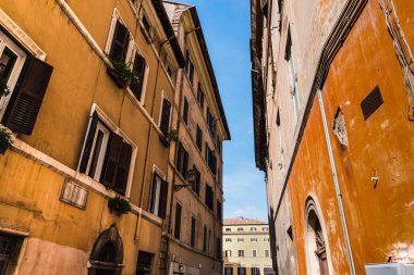 Roma, İtalya, dar bir sokakta eski binalar