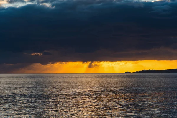 Mörka Moln Över Algheros Kust Vid Solnedgången Sardinien Italien — Stockfoto