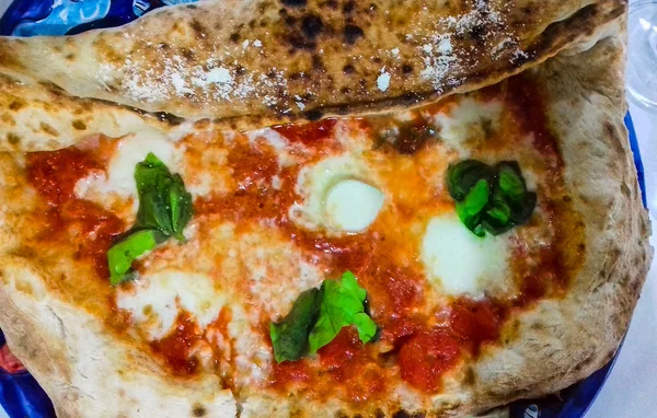 意大利比萨饼与罗勒 奶酪和西红柿从上面看到 — 图库照片