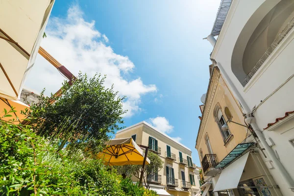 Güneş Dünya ünlü Capri Adası, İtalya parlıyor