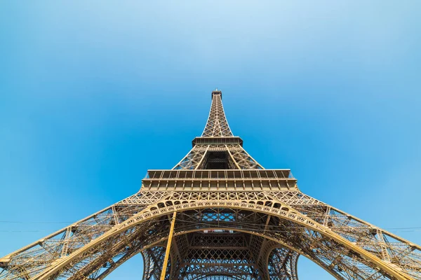 Der Weltberühmte Eiffelturm Von Unten Gesehen Unter Klarem Himmel Paris — Stockfoto