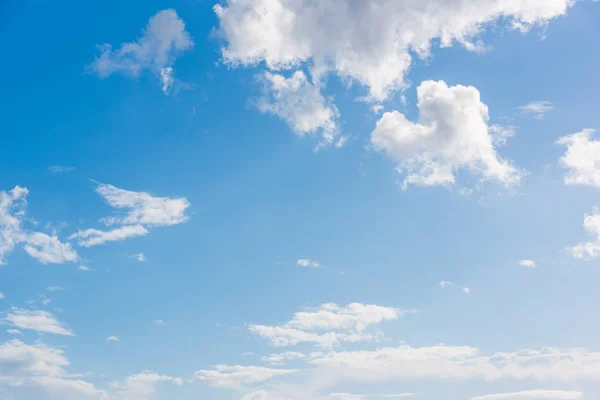 Cielo Azul Con Nubes Blancas Suaves — Foto de Stock