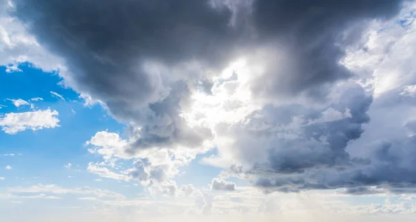 Sonne Scheint Durch Dunkle Wolken Sardinen Italien — Stockfoto