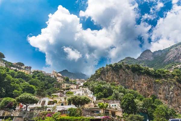 Chmury Nad Świat Słynnego Positano Wybrzeże Amalfitańskie Campania Włochy — Zdjęcie stockowe