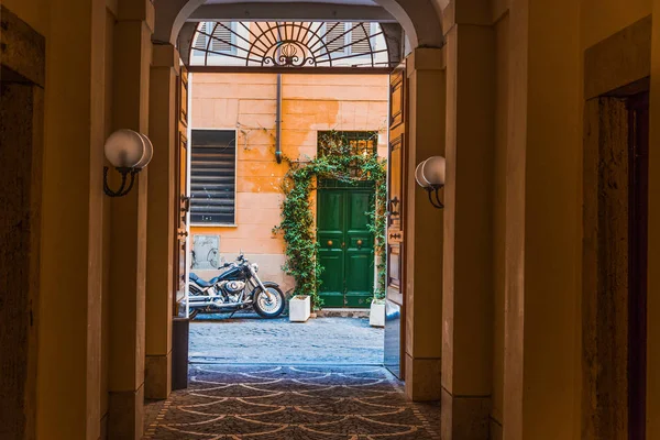 Rome イタリアの美しい戸口 — ストック写真