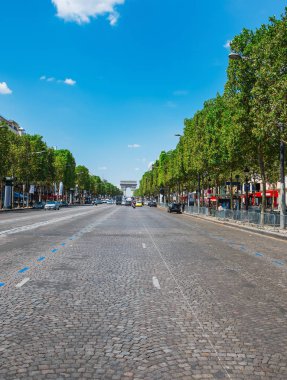 Dünya ünlü Champs Elysees caddesi ile kemer de Triompe arka planda Paris, Fransa