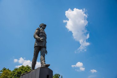 Paris, Fransa - 06 Temmuz 2018: Charles de Gaulle heykeli yerde Clemenceau aşağıdan gördüm
