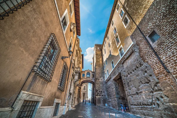 Roma, İtalya, dar bir sokakta eski binalar