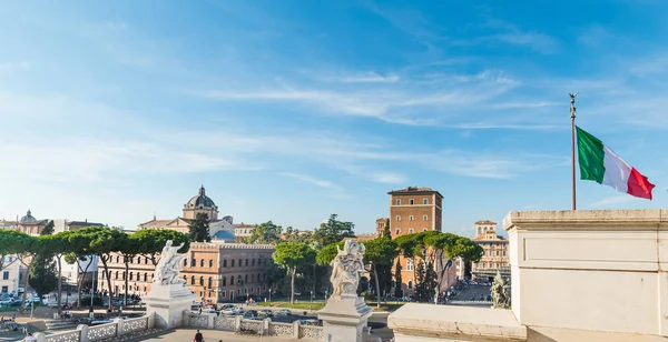 从意大利罗马祖国的祭坛上可以看到世界著名的威尼斯广场 — 图库照片