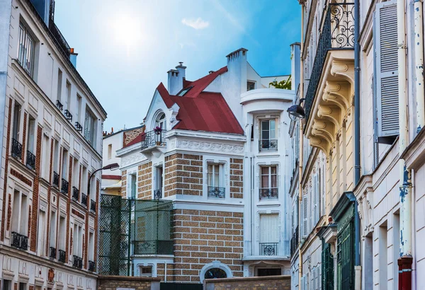 Słońce Świeci Nad Piękne Budynki Dzielnicy Montmartre Paris Francja — Zdjęcie stockowe