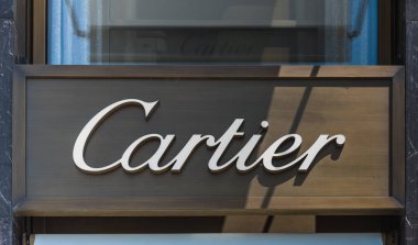 Paris, Fransa - Temmuz 06, 2018: Cartier butik işareti avenue des Champs Elysees caddesi Champs Elysées, kapat 