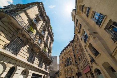 Paris, Fransa'da parlayan bir güneş altında zarif binalar