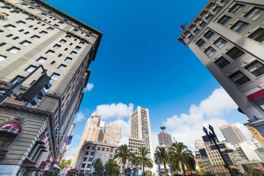 San Franciscisco Union meydanında mavi gökyüzü altında. Kaliforniya, ABD
