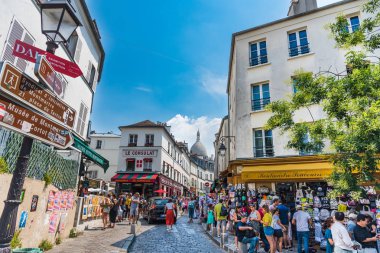 Paris, Fransa - 07 Temmuz 2018: Turist dünya ünlü Montmartre mahallede