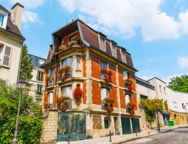 Pitoresk evleri Montmartre mahallede. Paris, Fransa
