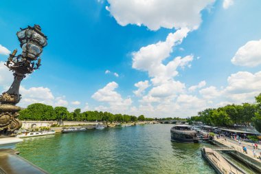 Seine Nehri üzerinde bir bulutlu gün Paris, Fransa