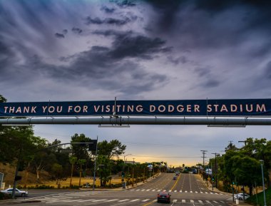 Los Angeles, Ca, Amerika Birleşik Devletleri - 28 Ekim 2016: Kara bulutlar üzerinde Dodgers stadyum giriş