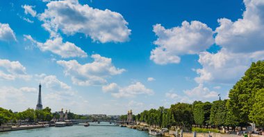 Arka planda Eyfel kulesi olan Seine nehri. Paris, Fransa