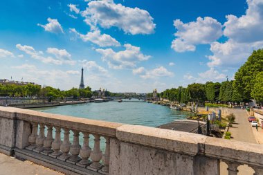 Arka planda Eyfel kulesi olan Seine nehri. Paris, Fransa