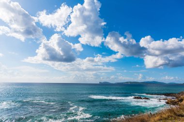 Alghero kıyı şeridi üzerinde bulutlu gökyüzü. Sardunya, İtalya