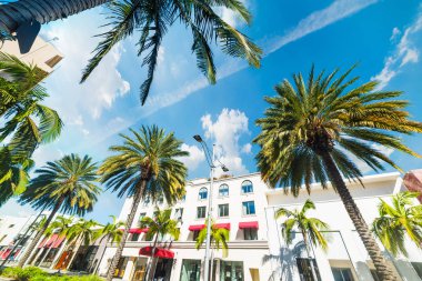 Rodeo Drive bir bulutlu gökyüzü altında Beverly Hills. Kaliforniya, ABD