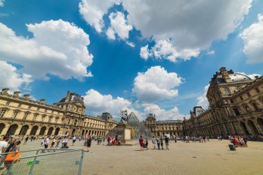 Paris, Fransa - 06 Temmuz 2018: Dünyaca ünlü Louvre Müzesi turist 