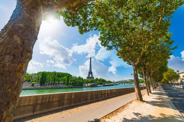 Eyfel Kulesi Tour Eiffel Seine Nehri güneşli bir günde gördüm. Paris, Fransa