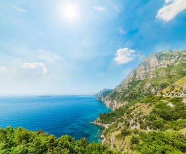 Güneş Dünya ünlü Amalfi coast üzerinde parlıyor. Campania, İtalya. UNESCO Dünya Miras Listesi