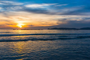 Turuncu ve mavi gökyüzü ove günbatımı denizde. Sardunya, İtalya