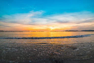 Mavi ve turuncu gökyüzü günbatımı Alghero'da denizde. Sardunya, İtalya