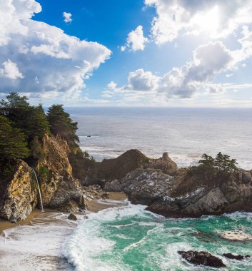 Mc yol Big Sur devlet parkta düşüyor. Orta Kaliforniya, ABD
