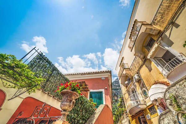 Colorida Fachada Una Calle Estrecha Positano Costa Amalfi Campania Italia —  Fotos de Stock