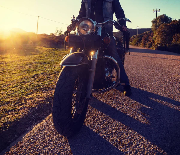 Biker Auf Einem Klassischen Motorrad Auf Einer Landstraße Bei Sonnenuntergang — Stockfoto