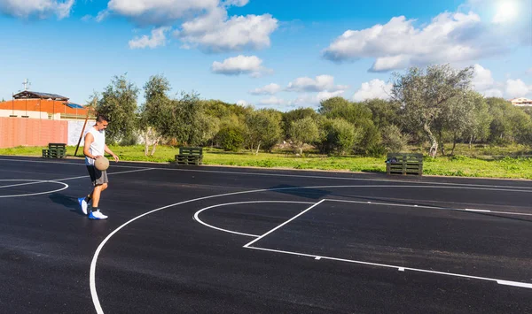 Man Dribbling Basketball Court Sunny Day — Stock Photo, Image