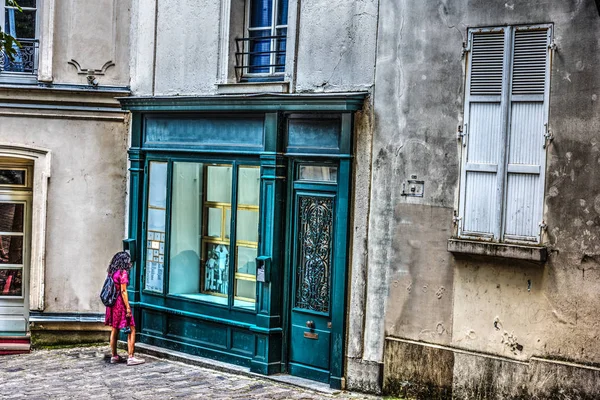 Dziewczyna Oglądając Okno Sklepu Dzielnicy Montmartre Paris Francja — Zdjęcie stockowe