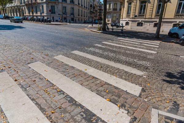 Пешеходный переход по авеню в Париже, Франция
