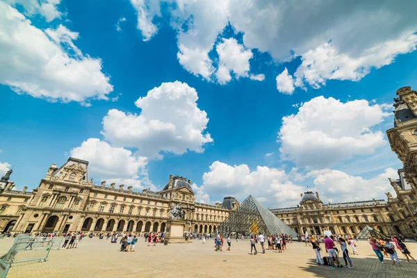 París Francia Julio 2018 Turistas Mundialmente Famoso Museo Del Louvre —  Fotos de Stock