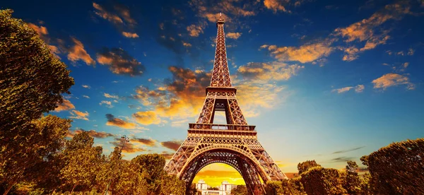 Wereld Beroemde Eiffeltoren Onder Een Kleurrijke Lucht Bij Zonsondergang Paris — Stockfoto