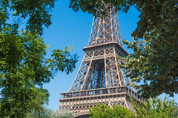 Wereldberoemde Eiffeltoren Gezien Door Groene Bomen Parijs Frankrijk — Stockfoto