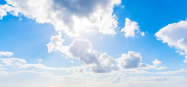 Ciel Bleu Avec Des Nuages Blancs Doux — Photo