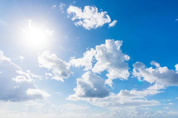 Sonne Scheint Über Weißen Wolken Herbst — Stockfoto