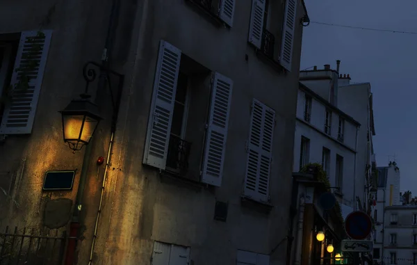 Farola Iluminada Barrio Montmartre Por Noche París Francia —  Fotos de Stock