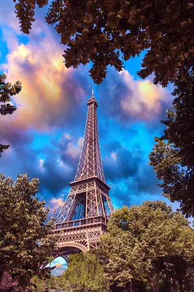 Wereld Beroemde Eiffeltoren Onder Een Bewolkte Dag Bij Zonsondergang Paris — Stockfoto