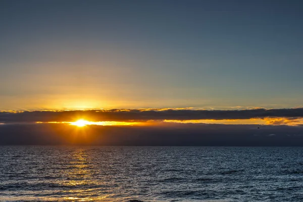 Slunce Prosvítající Tmavé Mraky Nad Mořem Při Západu Slunce Sardinie — Stock fotografie