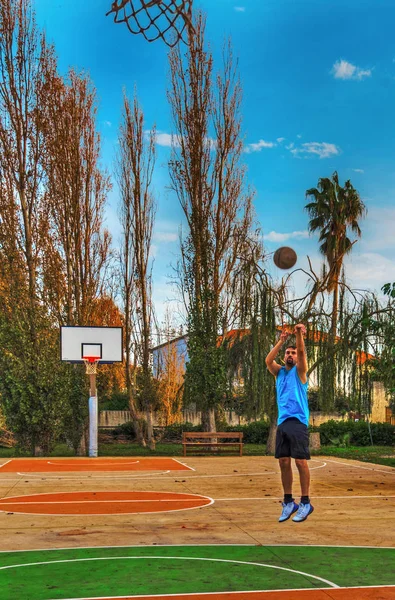 Jogador Basquete Trabalhando Uma Quadra Livre Dia Ensolarado — Fotografia de Stock