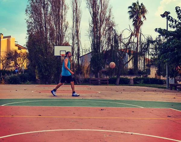 Баскетболист Открытой Площадке Солнечный День — стоковое фото