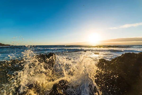Vlny Narážejí Při Západu Slunce Sardinie Itálie — Stock fotografie